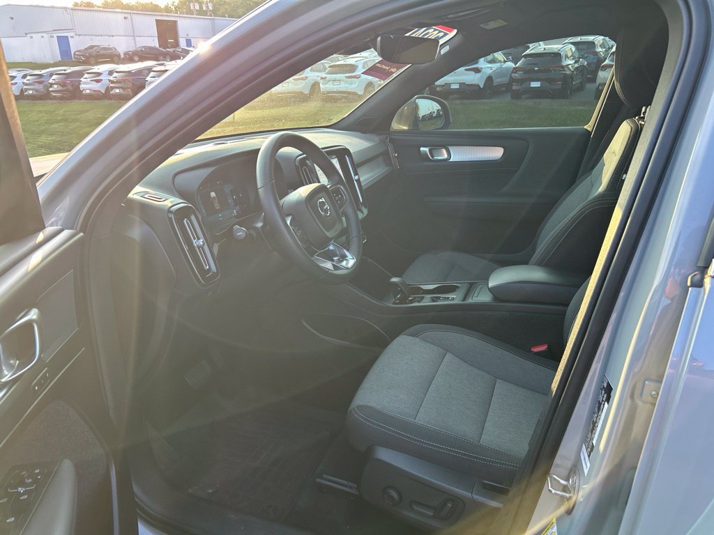 Used 2024 Volvo XC40 B5 Core AWD/4WD image 9