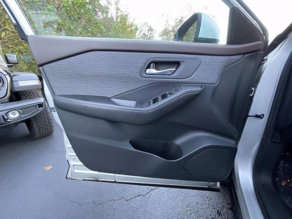 Used 2023 Nissan Rogue SV AWD/4WD image 8