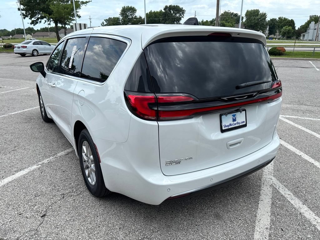New 2027 Chrysler Pacifica Select FWD image 21