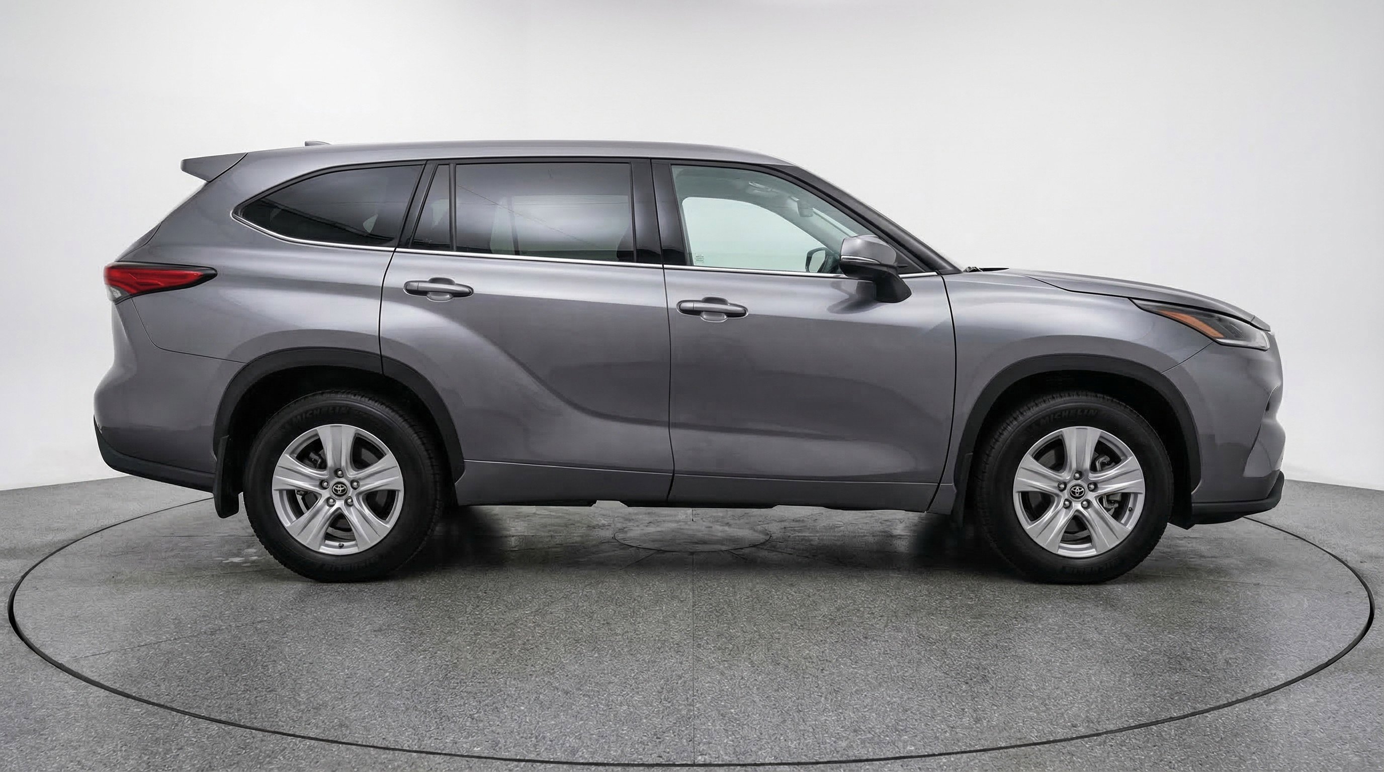 Used 2025 Toyota Highlander LE image 11