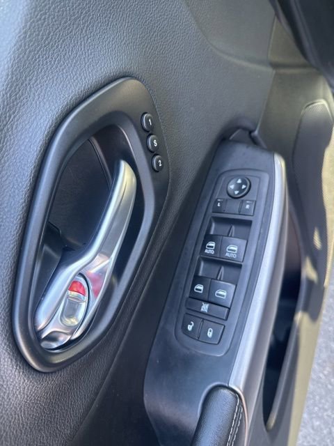 Used 2019 Jeep Cherokee Limited image 17