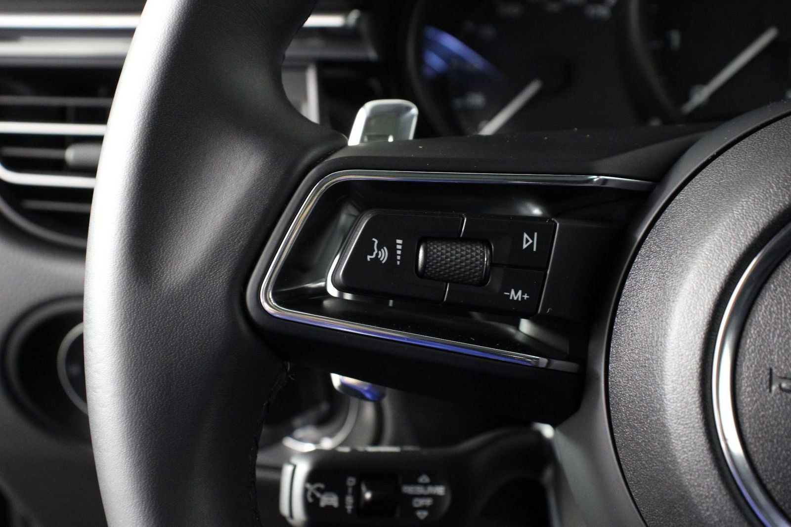 Certified 2025 Porsche Macan image 14