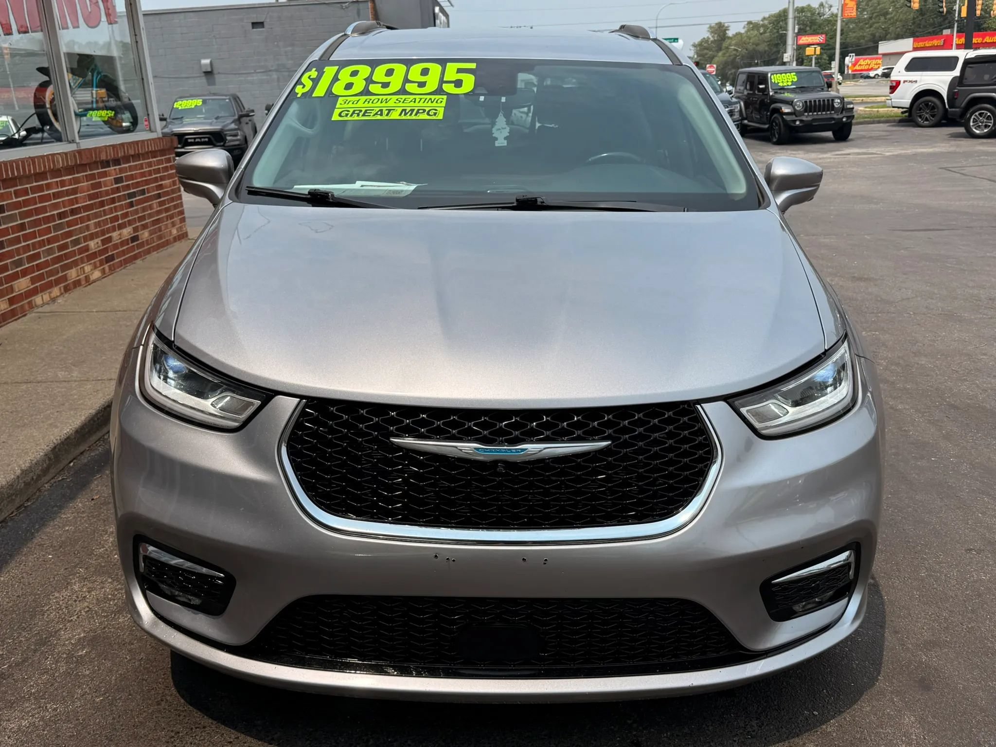 Used 2021 Chrysler Pacifica Touring-L FWD image 6
