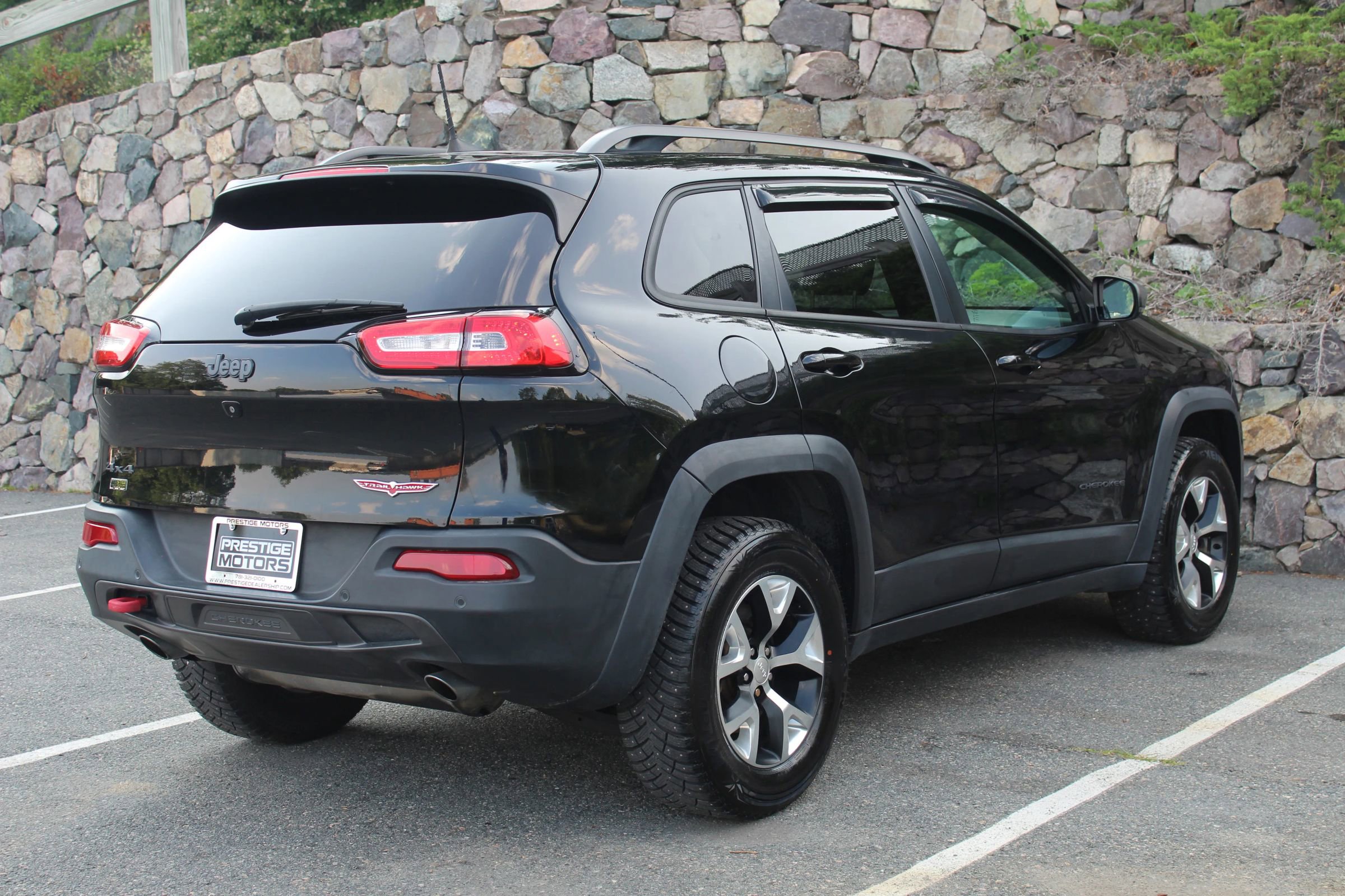 Used 2018 Jeep Cherokee Trailhawk image 9