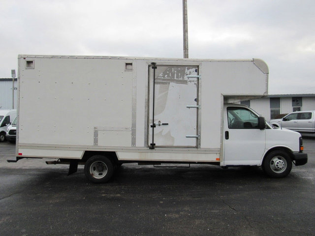 Used 2015 Chevrolet Express 4500 Extended RWD image 4