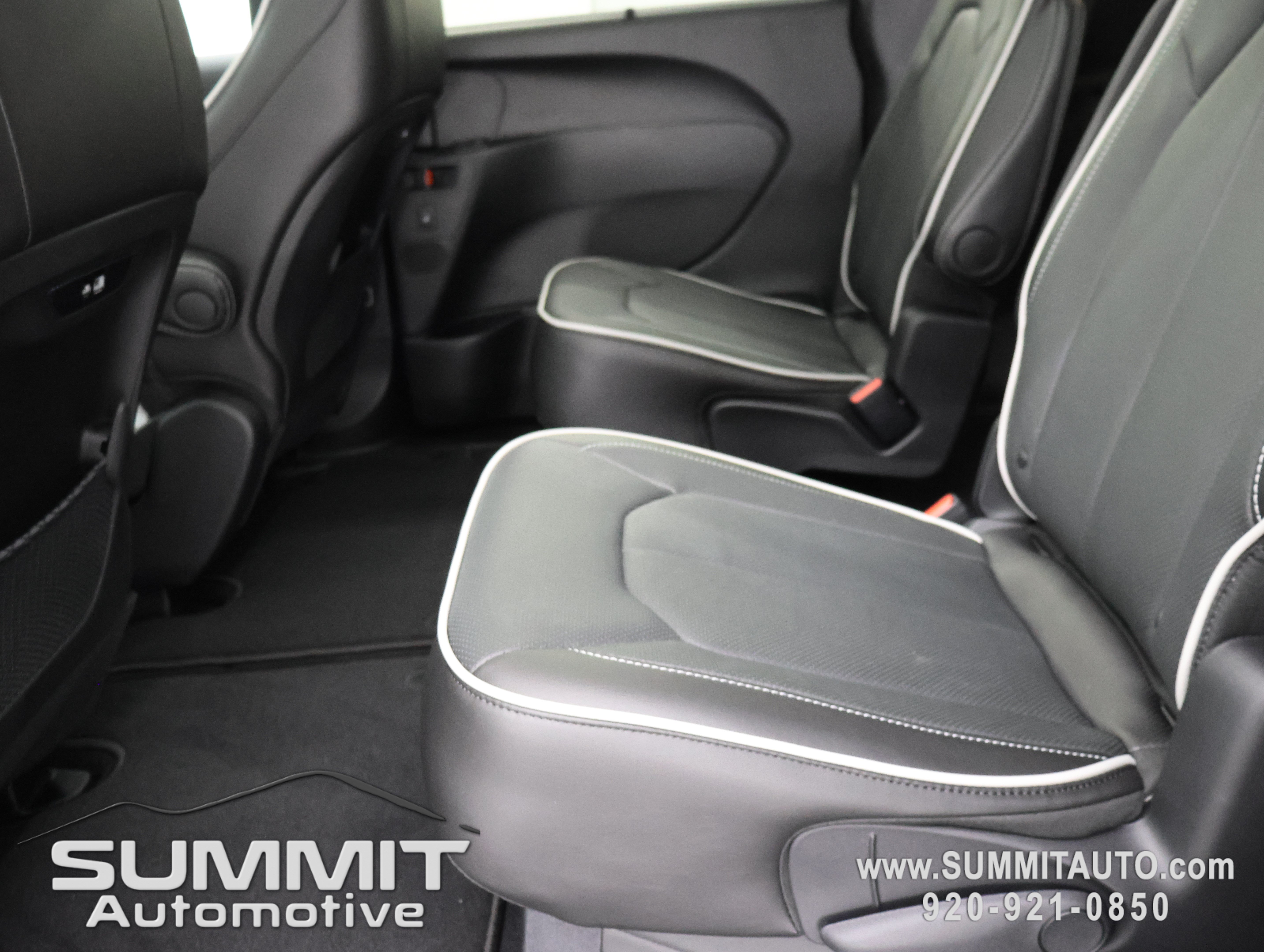 New 2027 Chrysler Pacifica Limited AWD/4WD image 9