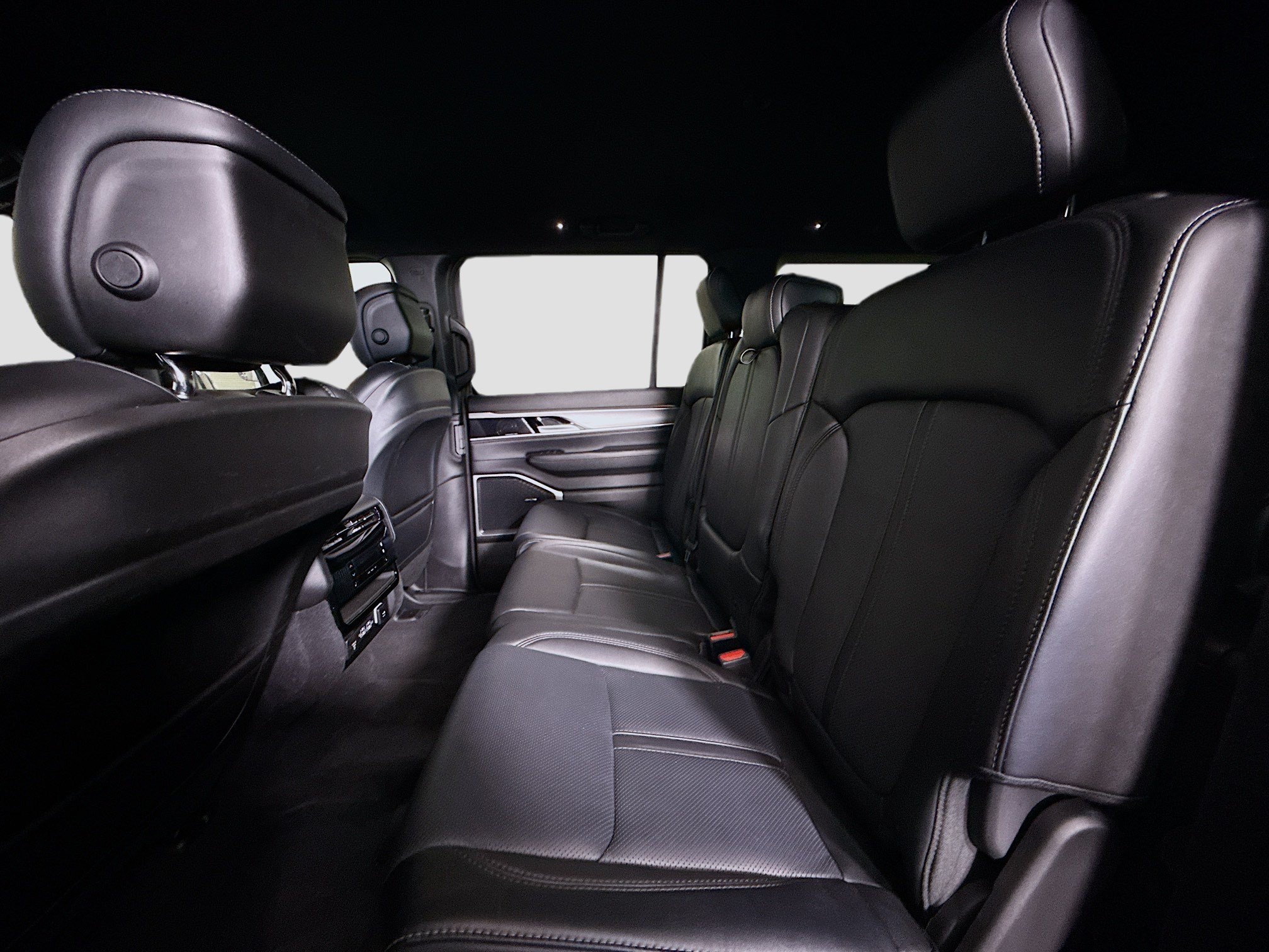 Used 2025 Jeep Wagoneer L Series II w/ 8-pass Seating Package AWD/4WD image 25