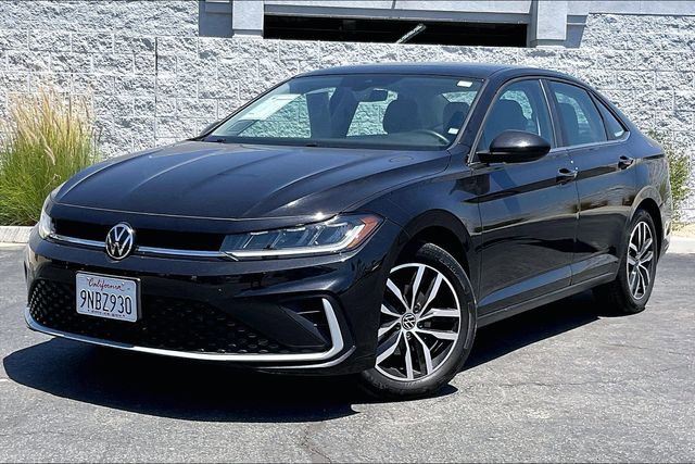 Used 2025 Volkswagen Jetta SE FWD image 1