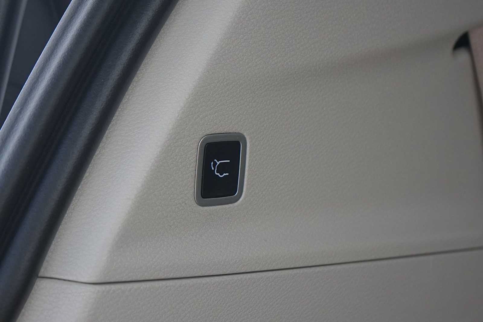 Used 2024 Chrysler Pacifica Touring-L FWD image 26