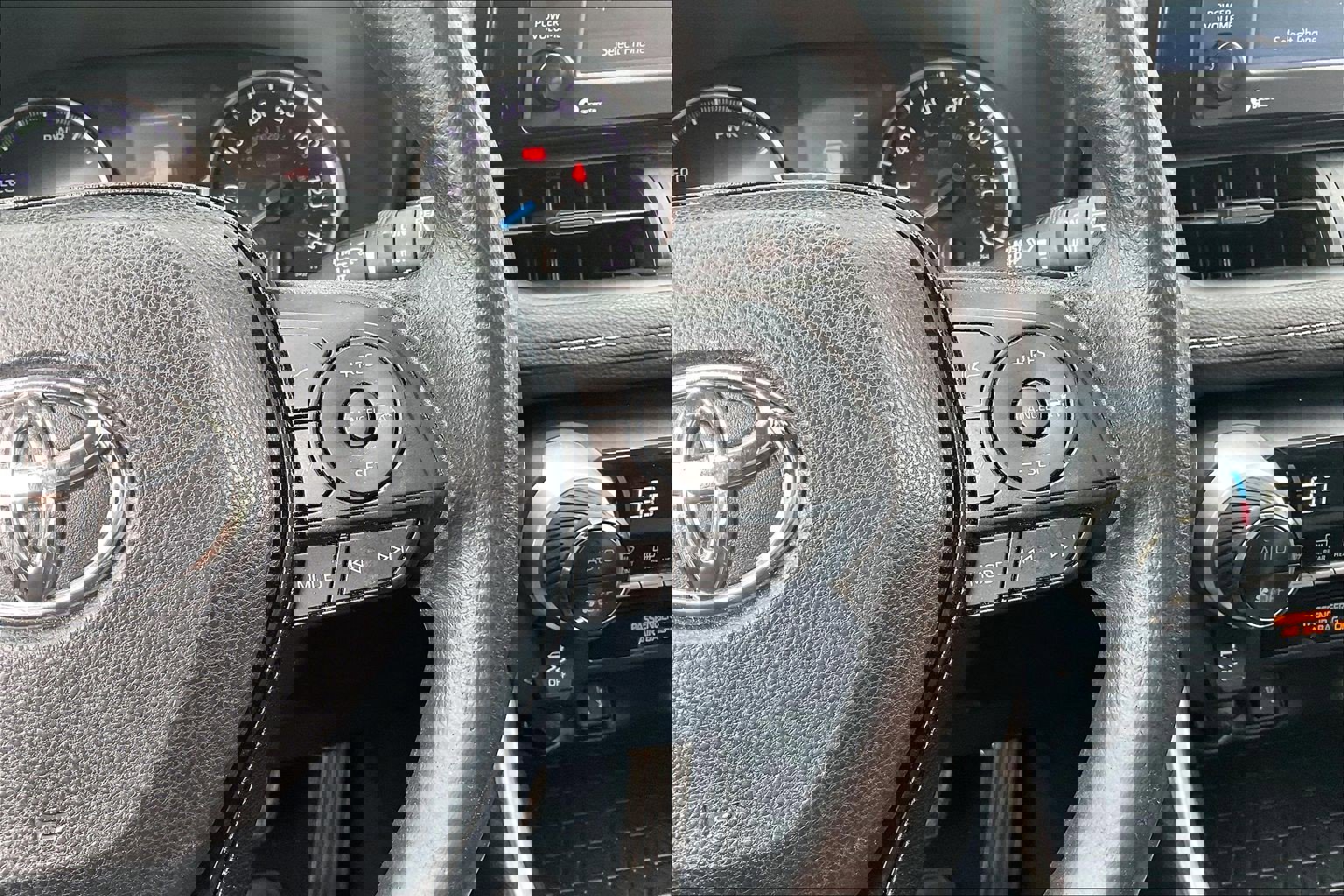 Used 2020 Toyota RAV4 XLE image 24