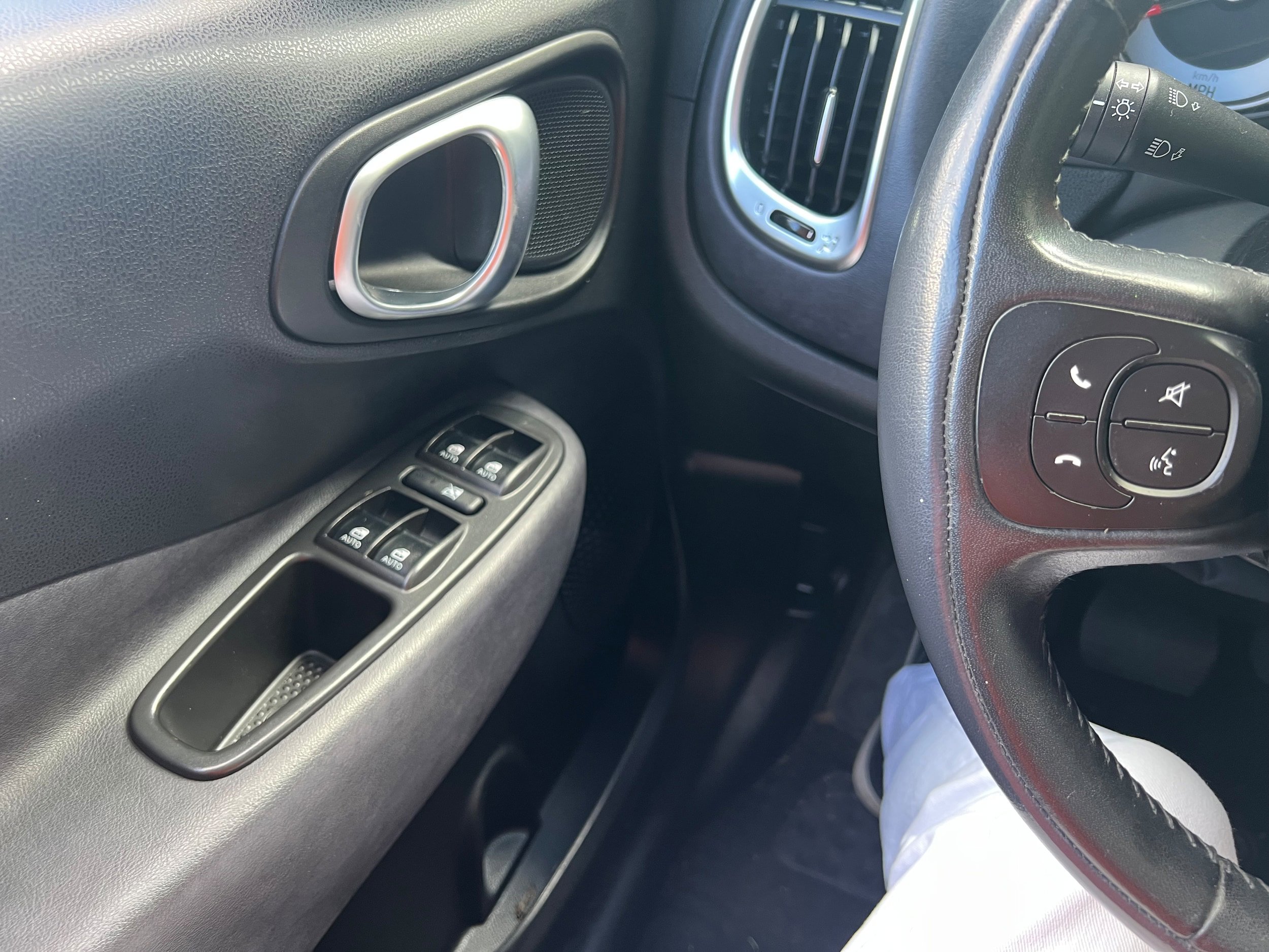 Used 2014 FIAT 500L Lounge w/ Mutually Exclusive Package image 18