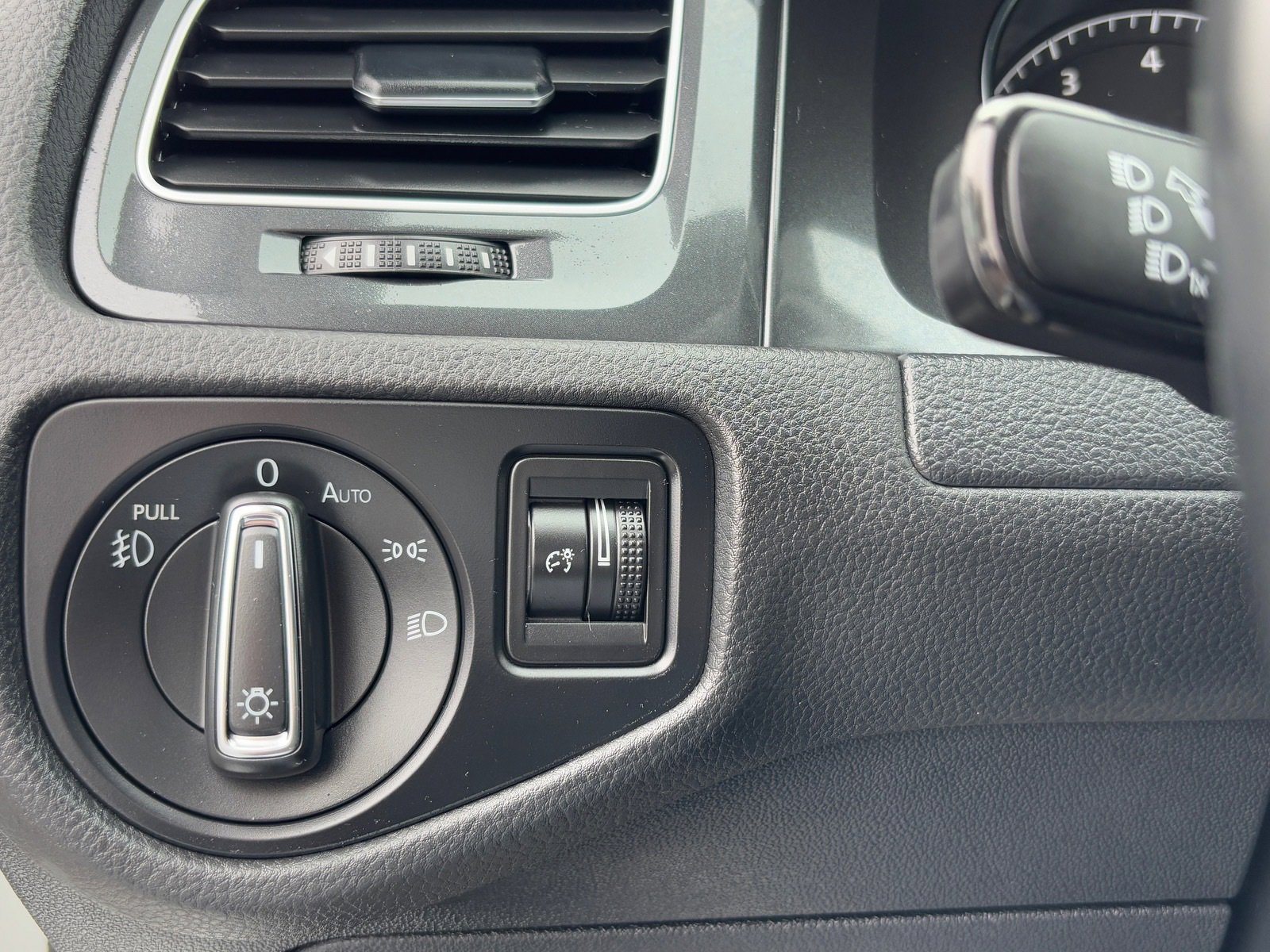 Used 2019 Volkswagen Golf S image 28