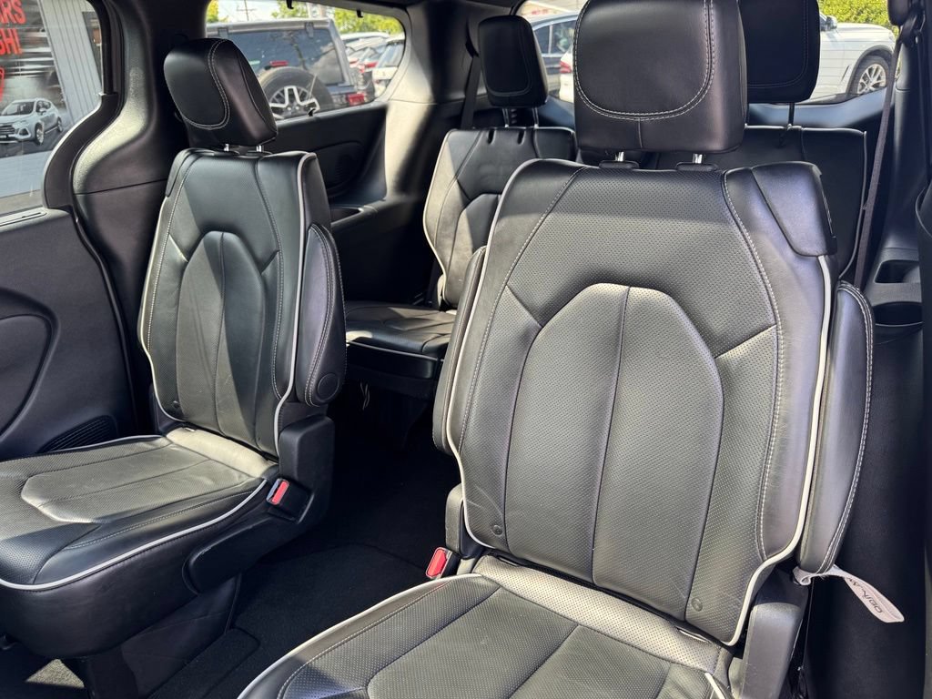 Used 2025 Chrysler Pacifica Limited FWD image 17
