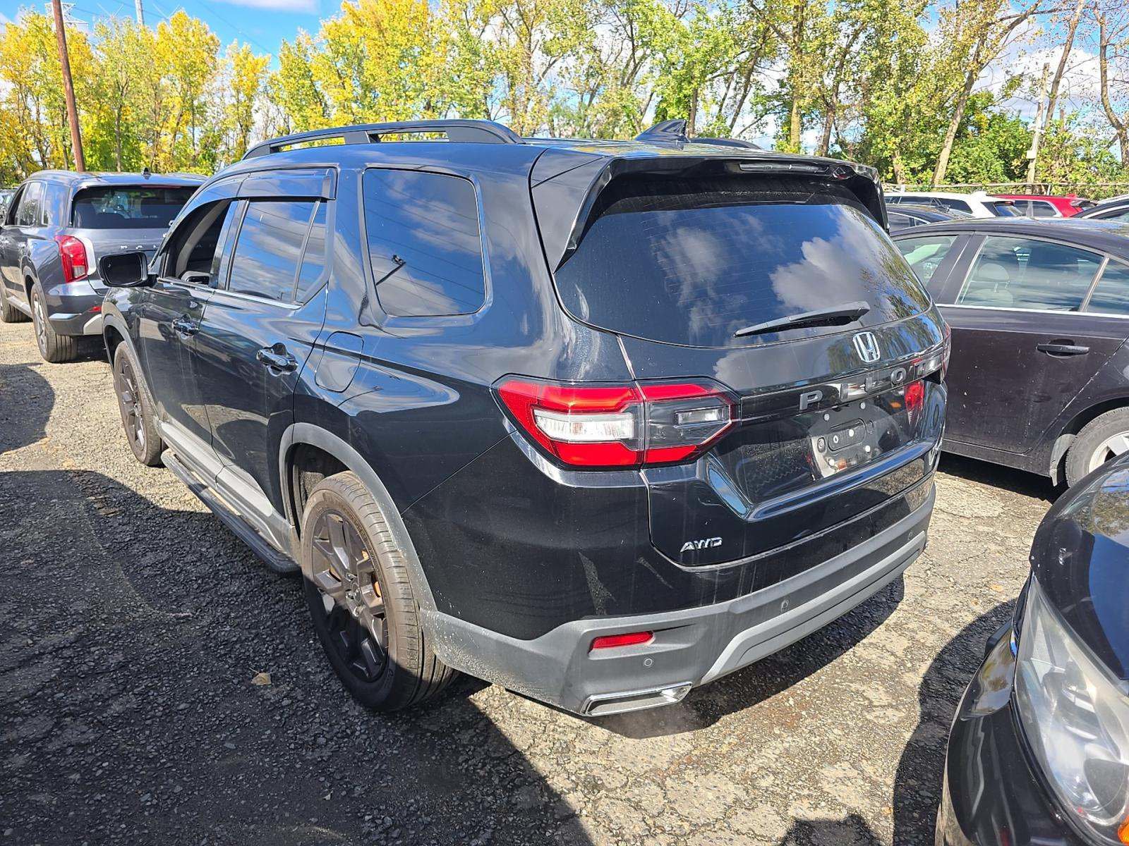 Used 2025 Honda Pilot Touring image 2