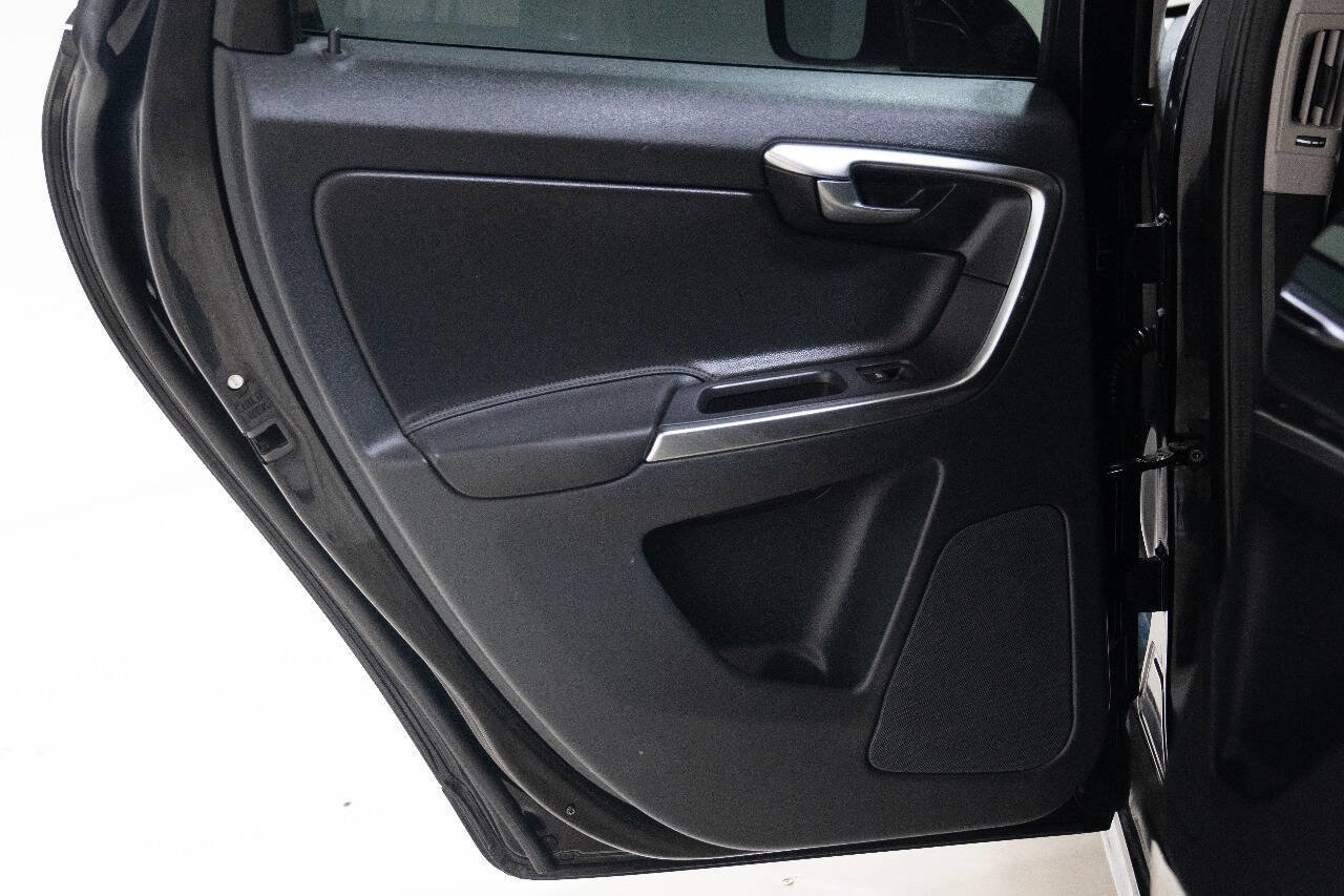 Used 2017 Volvo XC60 T5 w/ Tailgate Package image 23