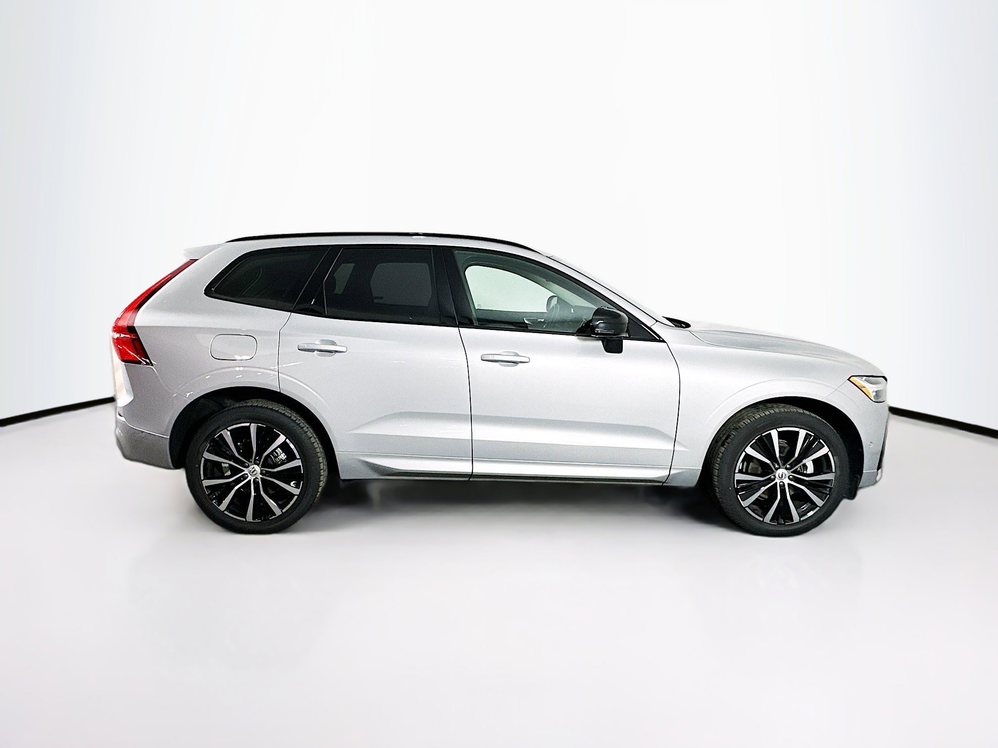 Used 2025 Volvo XC60 B5 Plus image 10