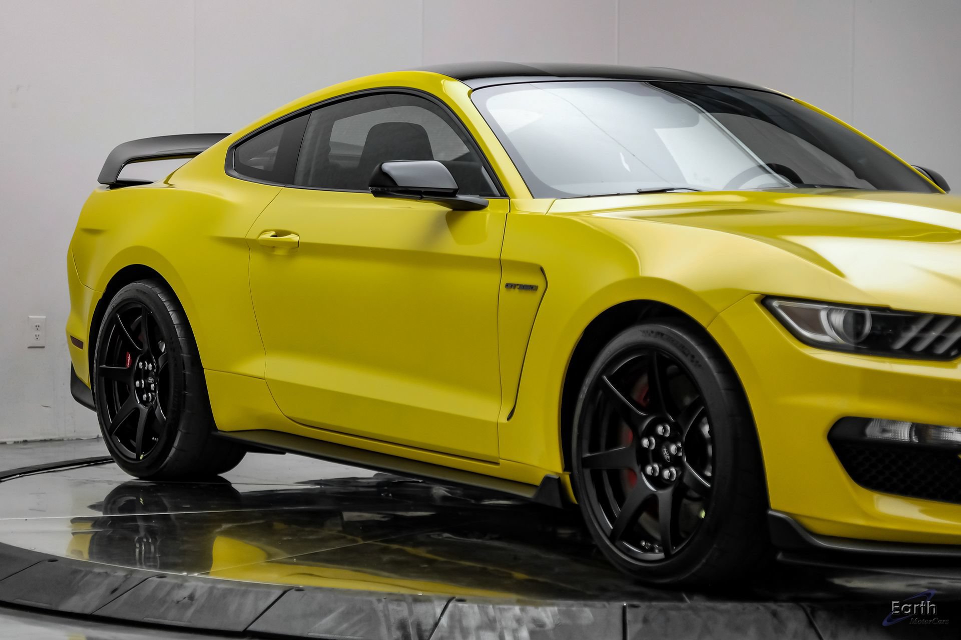 Used 2017 Ford Mustang Shelby GT350R w/ GT350R Equipment Group 920A RWD image 26