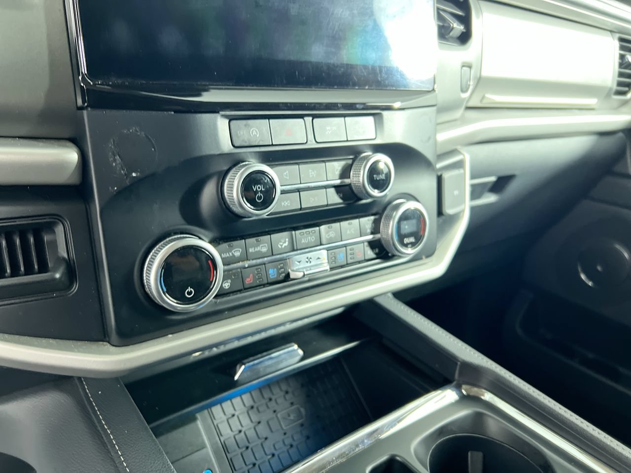 Used 2024 Ford Expedition XLT AWD/4WD image 24