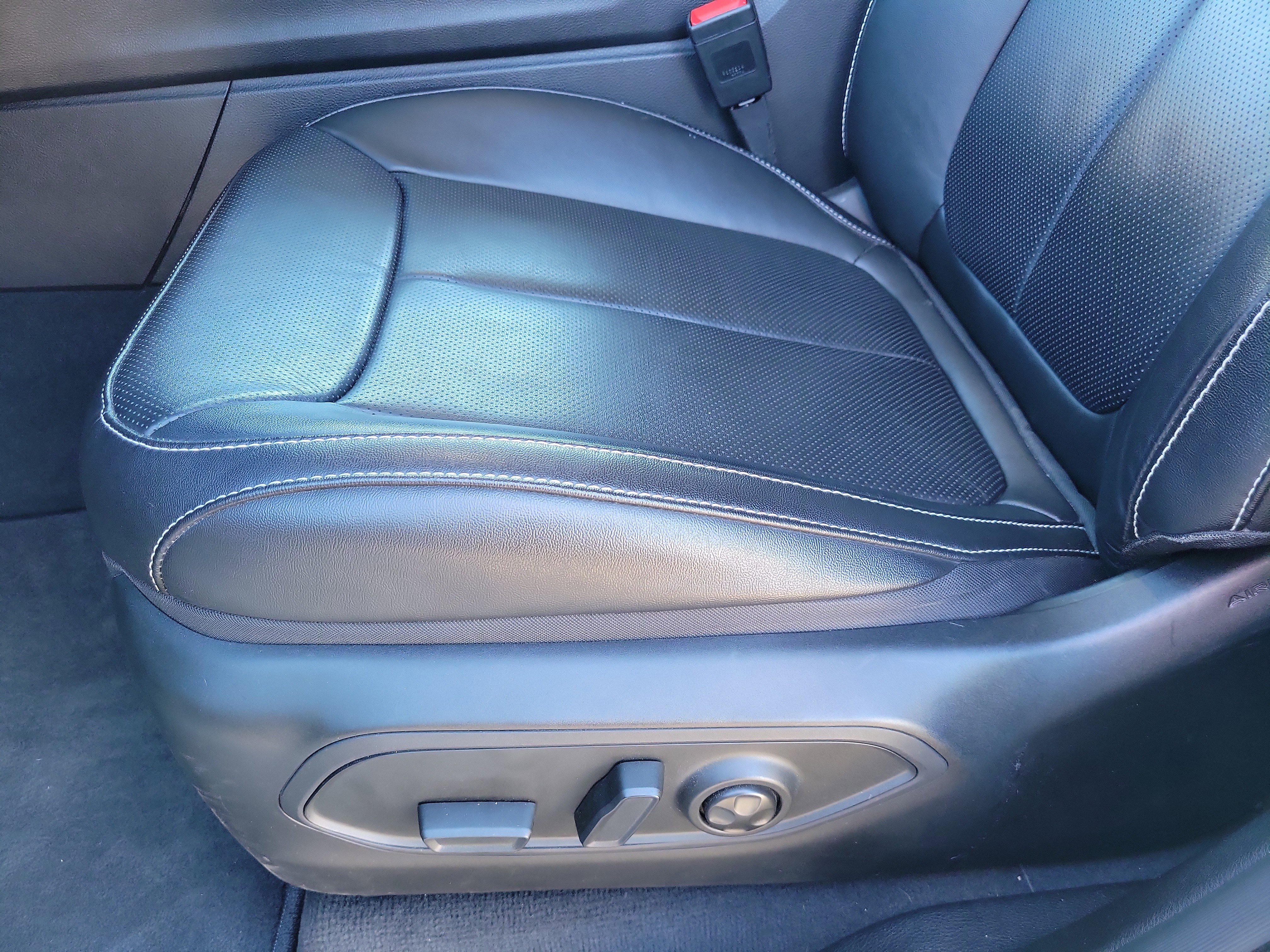 Used 2023 Jeep Grand Cherokee Limited w/ Luxury Tech Group II image 15