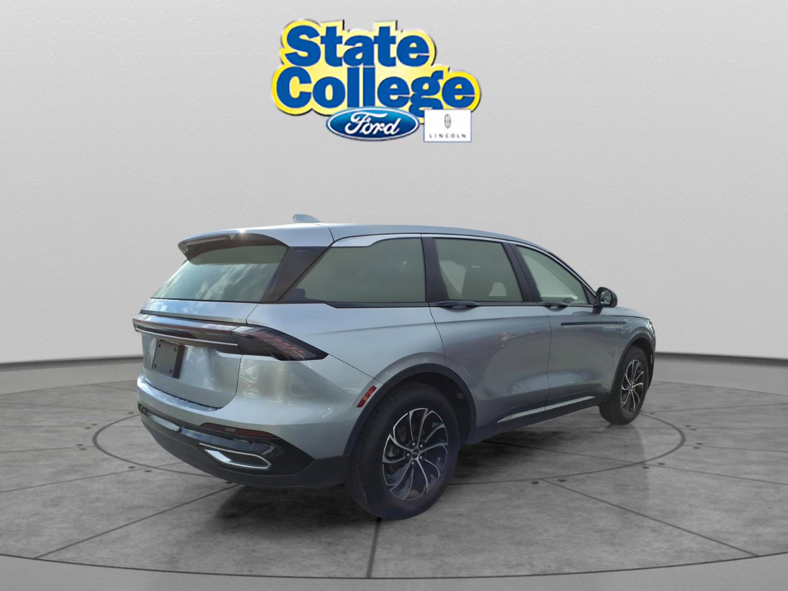 Used 2025 Lincoln Nautilus Premier image 4