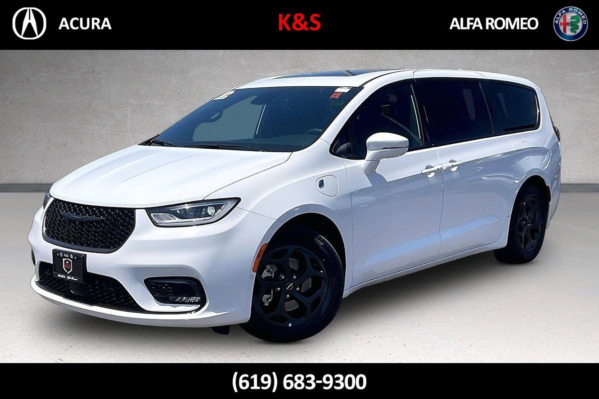 Used 2022 Chrysler Pacifica Limited w/ Uconnect Theater Family Group