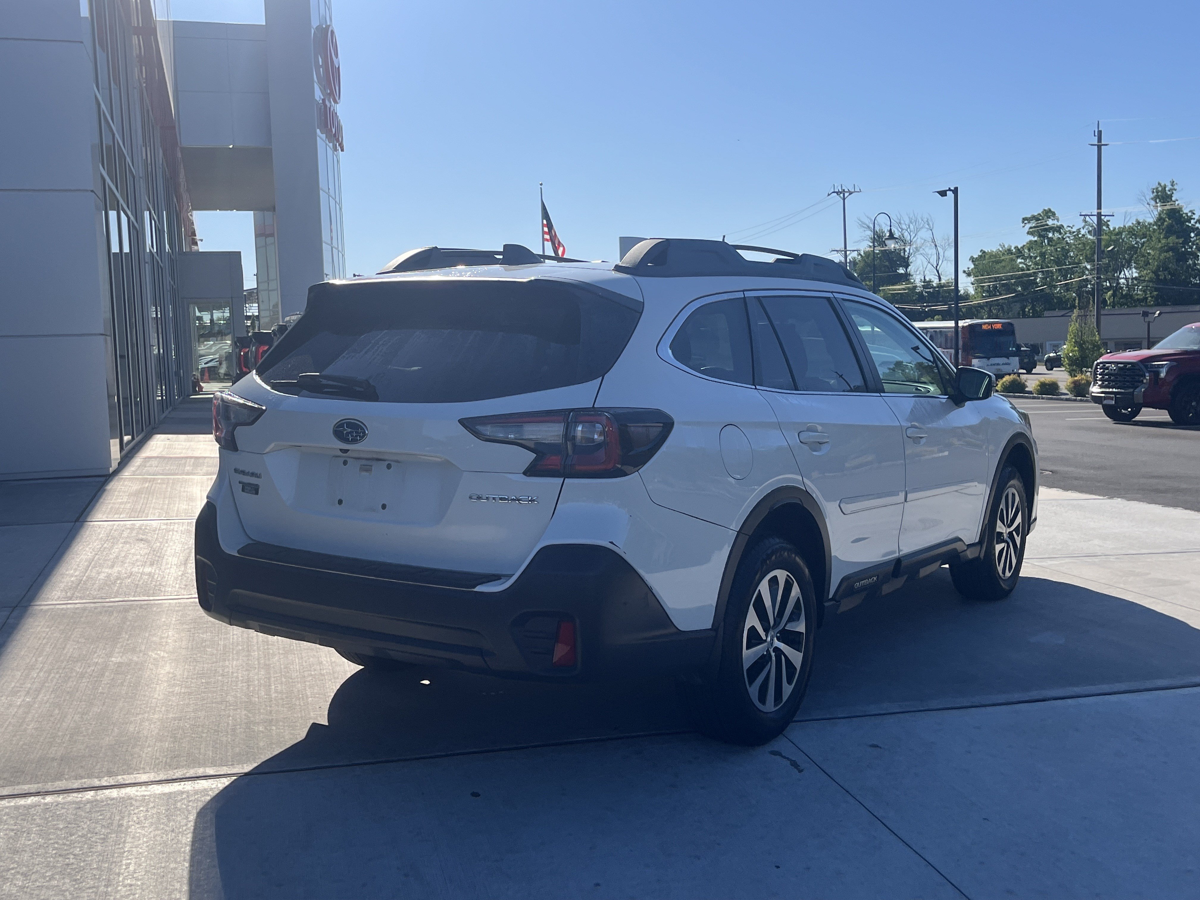 Used 2022 Subaru Outback Premium AWD/4WD image 3