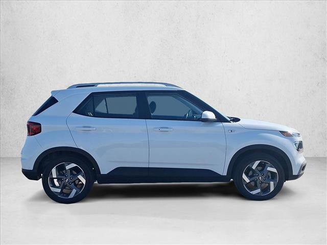 Used 2025 Hyundai Venue SEL video 4