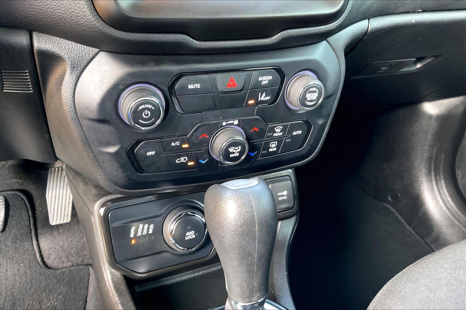 Used 2023 Jeep Renegade Latitude AWD/4WD image 33
