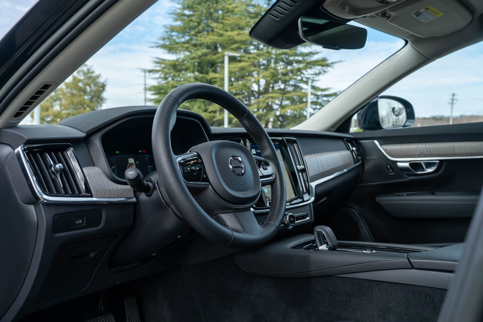 Used 2023 Volvo V90 B6 Cross Country Plus image 20