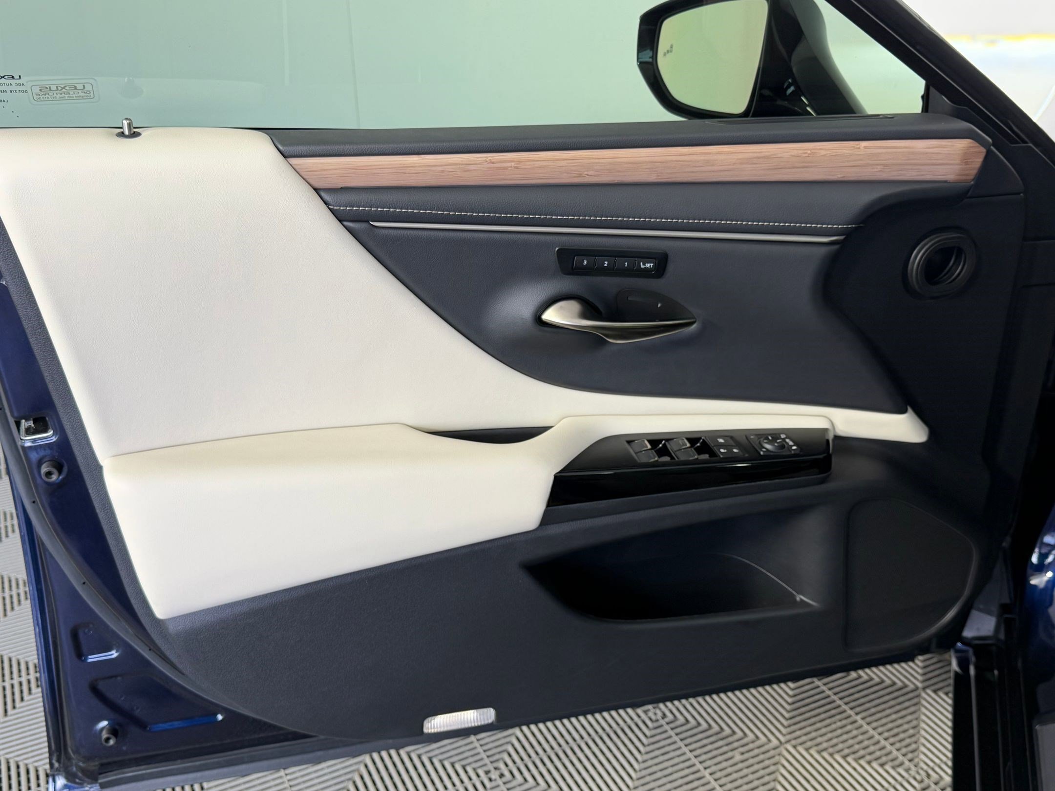 Used 2024 Lexus ES 350 w/ Technology Package image 12