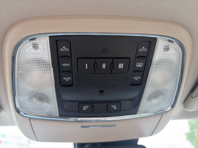 Used 2017 Chrysler 300 C w/ Safetytec Plus Group AWD/4WD image 25