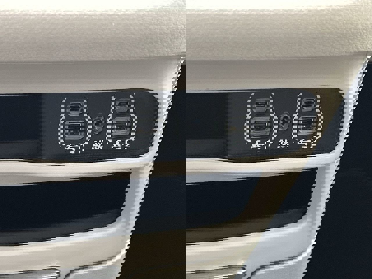 Used 2024 Chrysler Pacifica Touring-L image 25