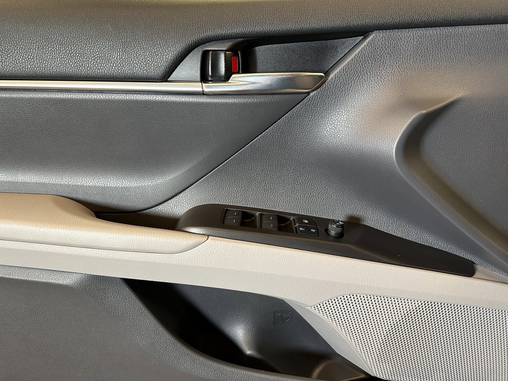 Used 2022 Toyota Camry SE image 17