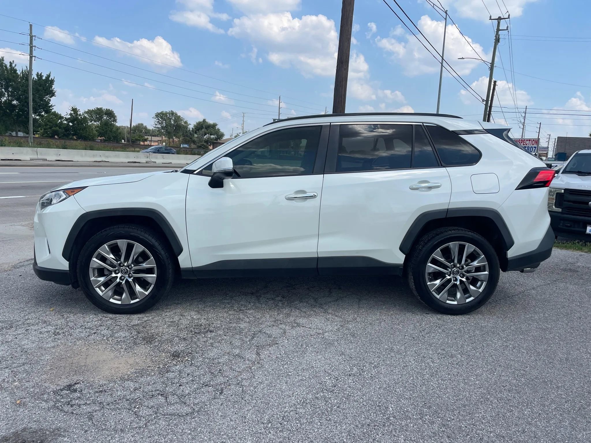 Used 2019 Toyota RAV4 Limited w/ Advanced Technology Package FWD image 2