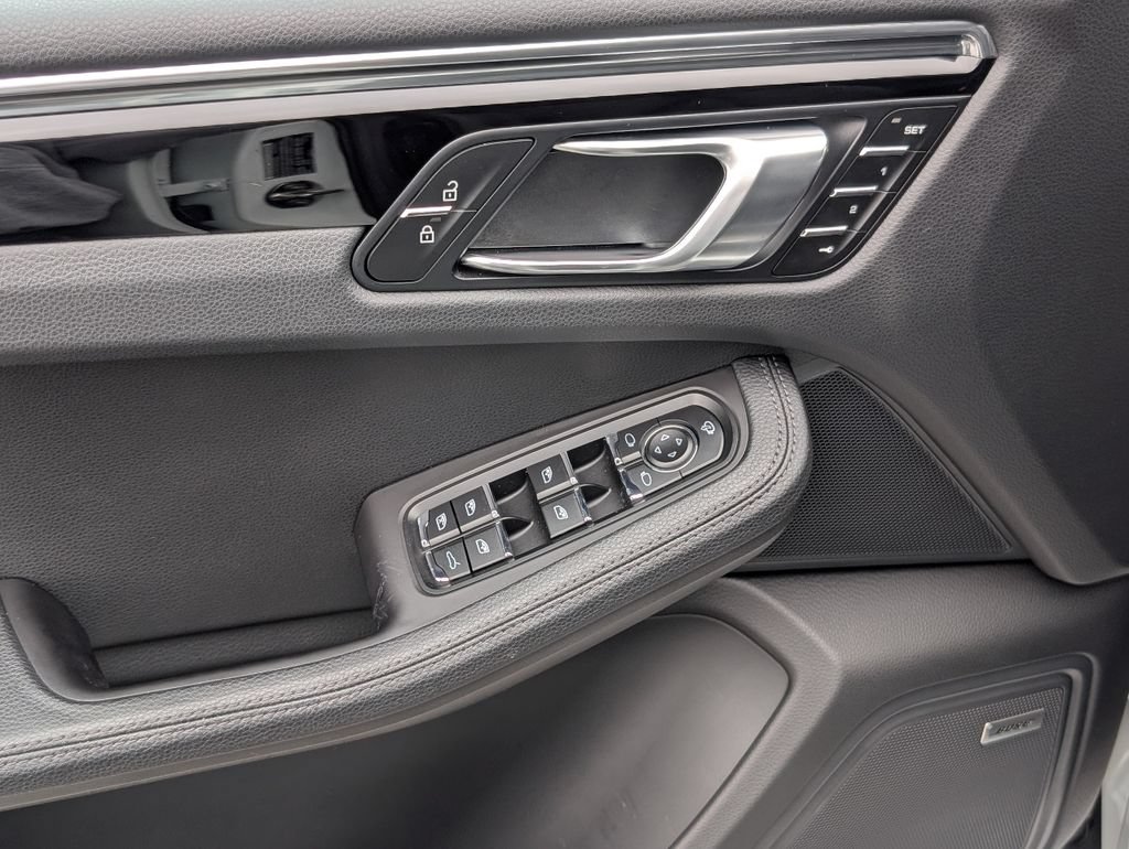 Certified 2024 Porsche Macan AWD/4WD image 20