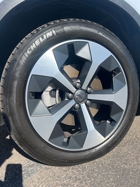 New 2025 Volvo XC40 B5 Core w/ Climate Package image 32