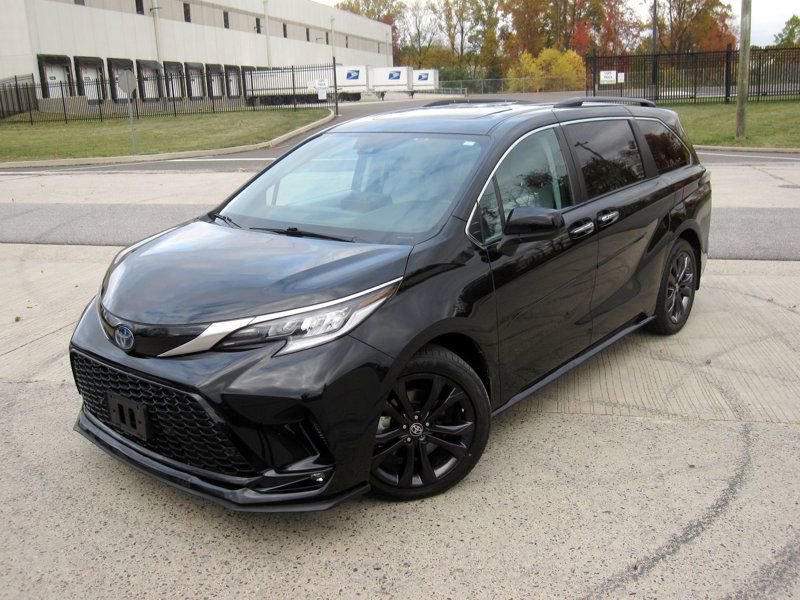 Used 2023 Toyota Sienna XSE image 4