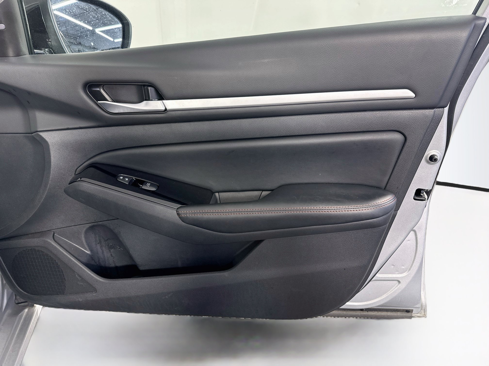 Used 2025 Nissan Altima 2.5 SR FWD image 29