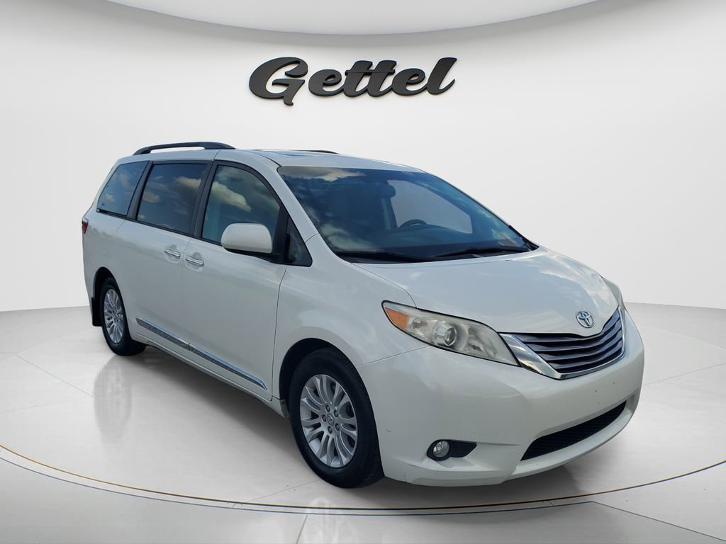 Used 2017 Toyota Sienna XLE w/ XLE Navigation Package FWD image 2