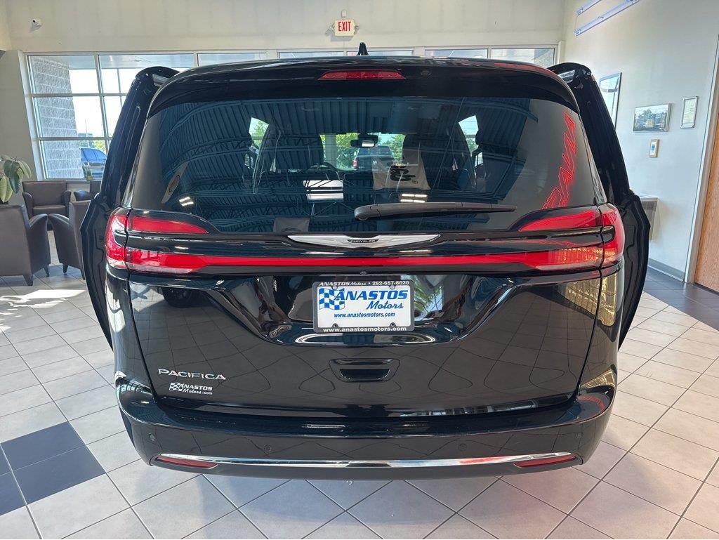Used 2025 Chrysler Pacifica Select FWD image 12
