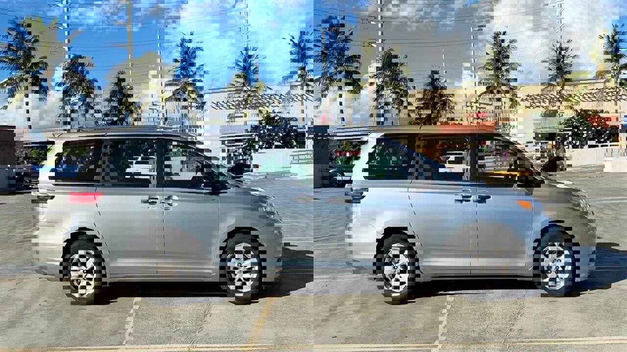 Used 2016 Toyota Sienna LE image 4