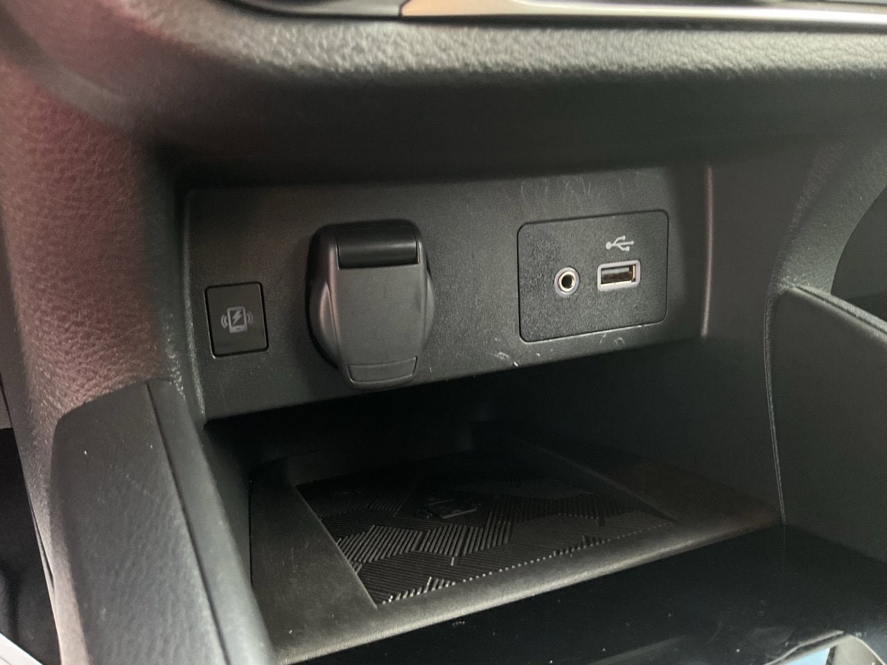 Used 2025 Nissan Versa SV FWD image 25
