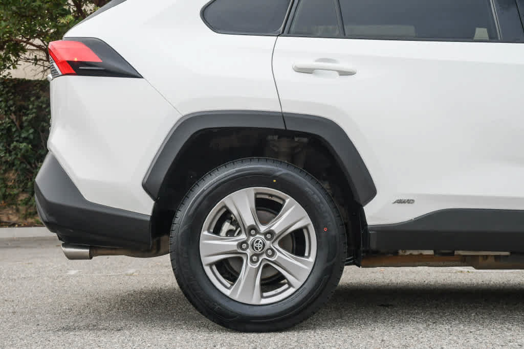 Used 2025 Toyota RAV4 XLE AWD/4WD image 12