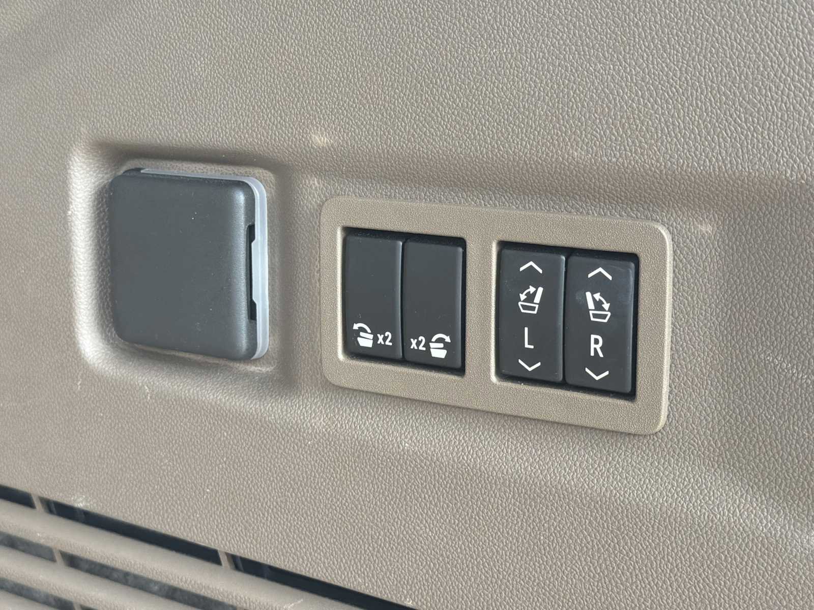 Used 2024 GMC Yukon Denali w/ Denali Reserve Package image 32