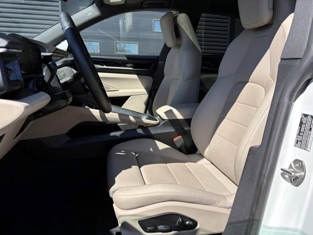 Used 2024 Porsche Macan 4 Electric image 5