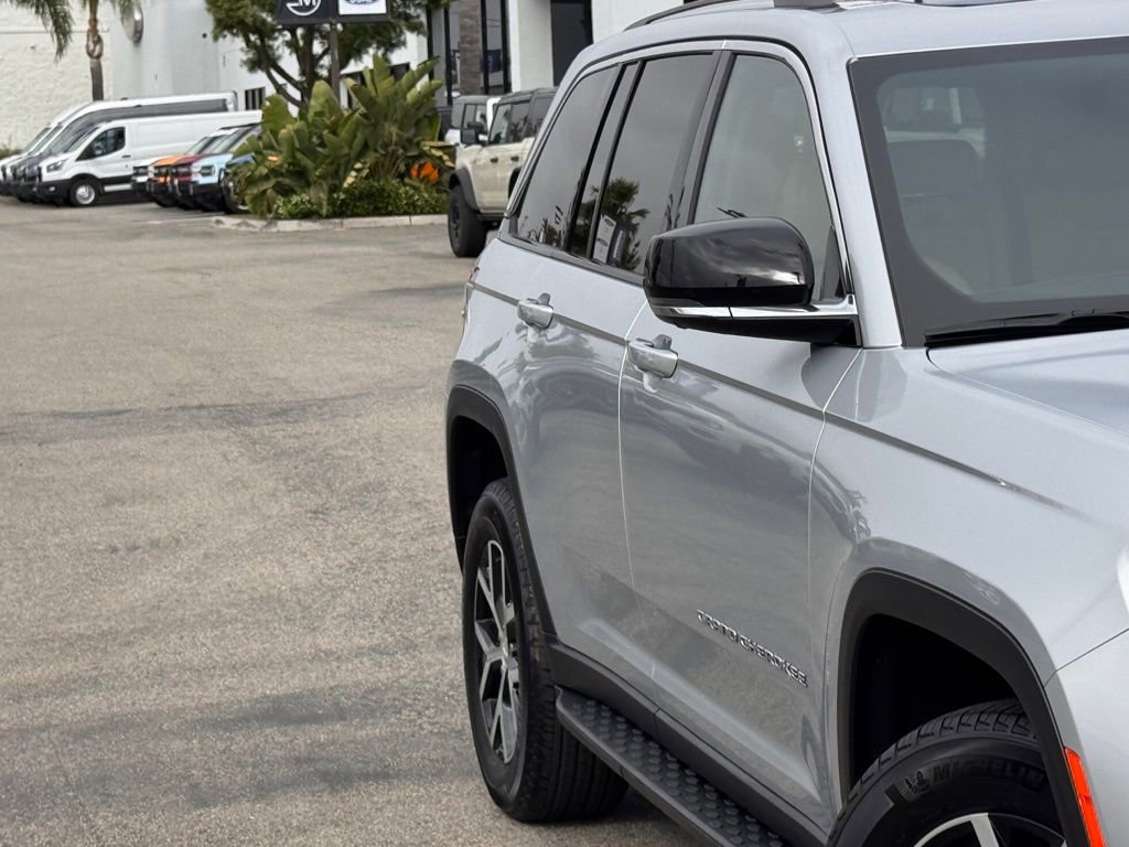 Used 2023 Jeep Grand Cherokee Limited w/ Luxury Tech Group II image 5