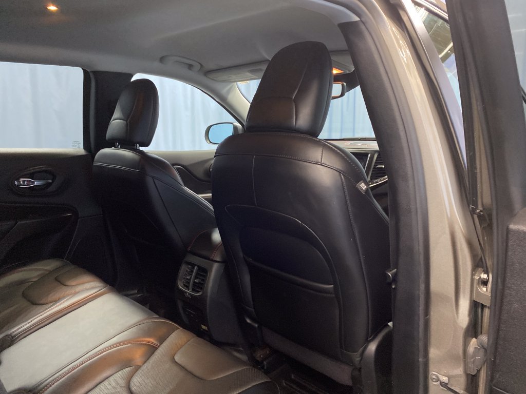 Used 2020 Jeep Cherokee Trailhawk AWD/4WD image 36