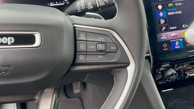 Used 2023 Jeep Grand Cherokee Limited AWD/4WD image 25
