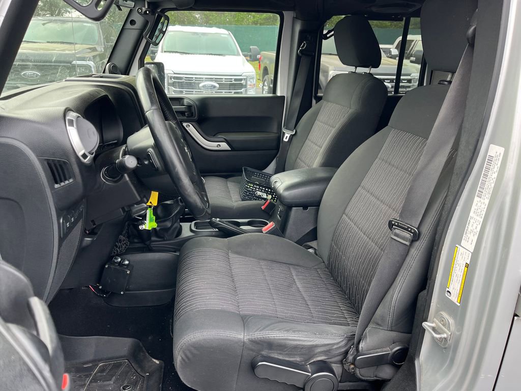 Used 2012 Jeep Wrangler Unlimited Rubicon w/ Connectivity Group image 5