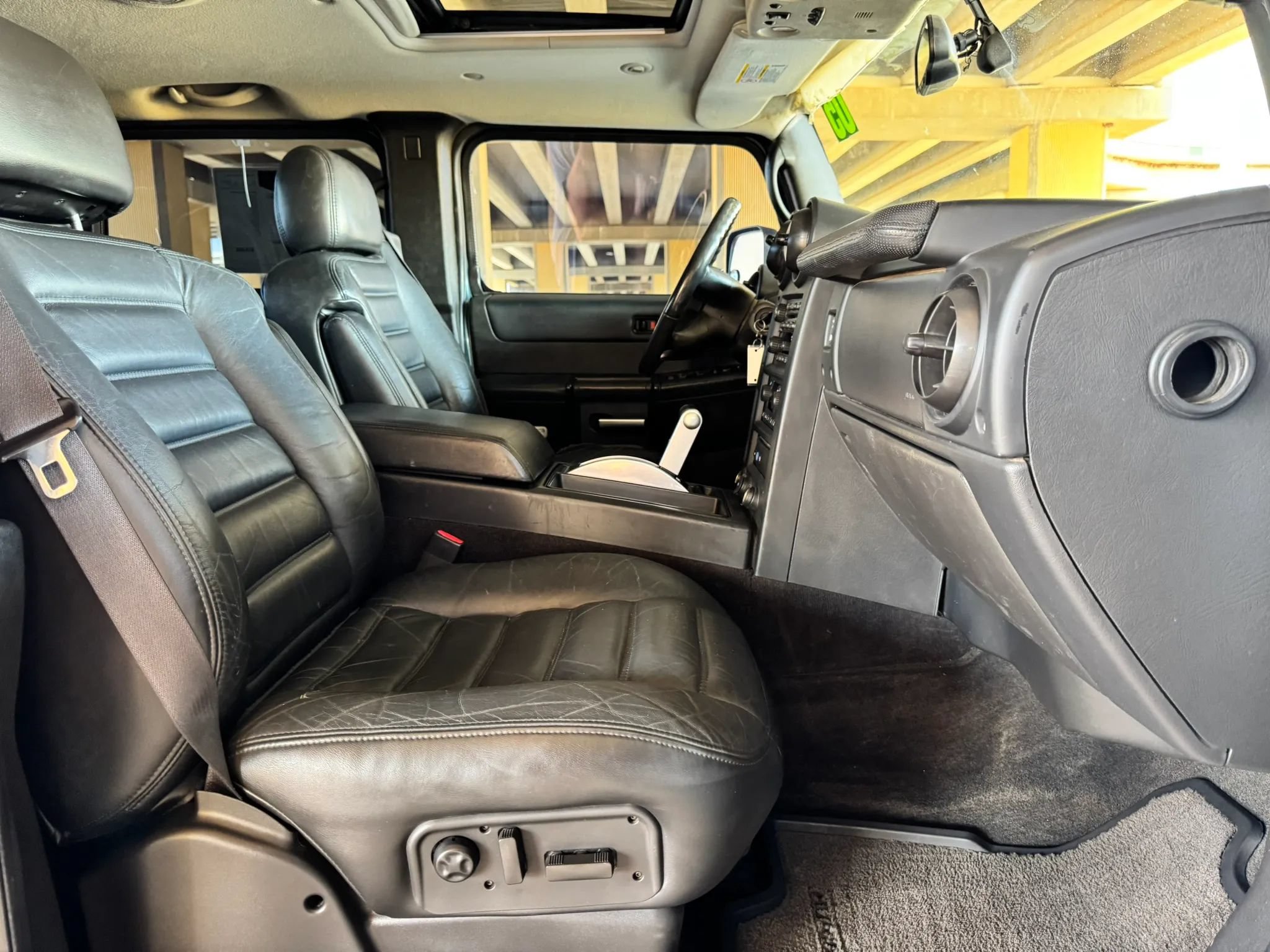 Used 2005 HUMMER H2 SUT w/ Preferred Equipment Group AWD/4WD image 27